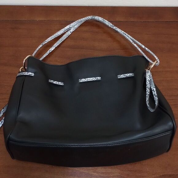 Badgley Mischka Vegan Black with Snake Trim Purse - No Cross Body Strap - Picture 8 of 16